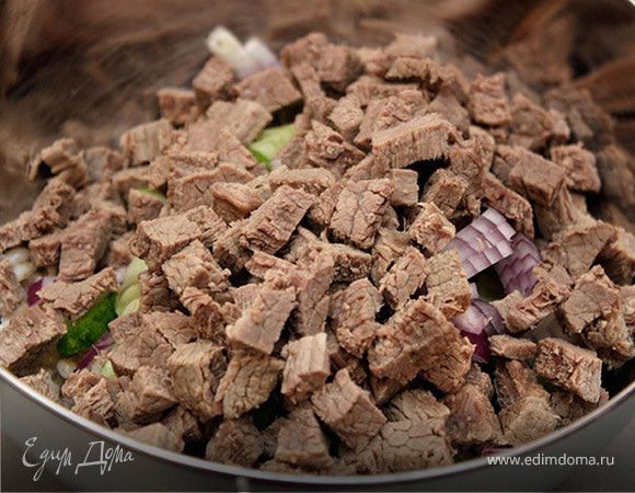 Когда мясо будет готово, его нужно нарезать мелкими кубиками и положить в салат.