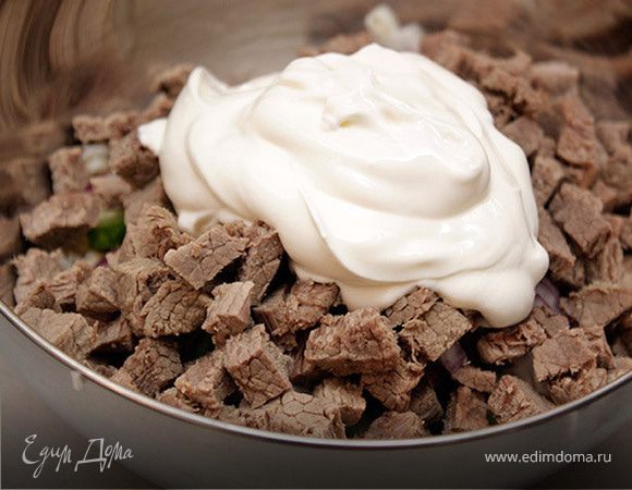 Осталось добавить заправку. Это может быть сметана, майонез, какой-то другой соус, который вы любите. Я бы попробовала в следующий раз смесь сметаны с соевым соусом, наверное.