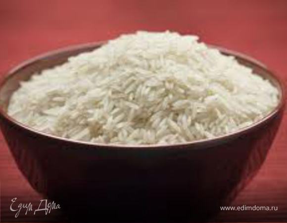 Пока рыба маринуется отварить рис, добавить в него ложку оливкового масла и щепотку паприки.  Нарезать морковь и редьку крупной соломкой.  