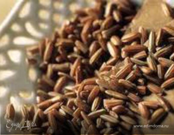 Рыбу положить в дуршлаг и варить на пару около 7 -10 минут.  В это же время редьку и морковь бланшировать 5 минут, откинуть в глубокую миску, посолить, поперчить, добавить сок лимона и хорошенько перемешать пока овощи не остыли.