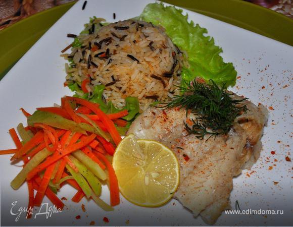Собираем блюдо. На большую тарелку положить салатный лист, на него выложить формованный в кружке рис. Рядом выложить филе,  посыпать паприкой и украсить веточкой укропа, слегка сбрызнуть оливковым маслом. С другой стороны положить горку бланшированных овощей.
