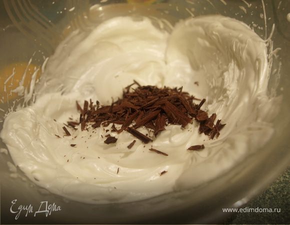 Белки взбейте до мягких пиков,затем, постепенно добавляя сахар, увеличивайте скорость и взбивайте, пока масса не станет блестящей, до стойких пиков. Добавьте рубленый шоколад и аккуратно перемешайте.