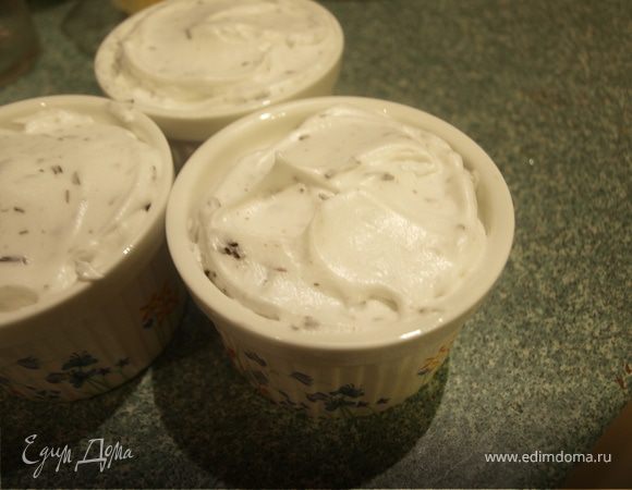 Наполните полученной массой формочки для запекания, проведите ножом по стенкам формочек и отправьте в микроволновку на 30 сек. при максимальной мощности.