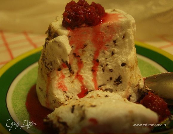 Во время выпекания суфле поднимется, поэтому после отключения микроволновки не открывайте ее сразу - дайте им постоять в ней около 1 мин. (иначе опадут). Десерт охлаждаем, выкладываем на тарелочки и поливаем ягодным соусом или вареньем. 