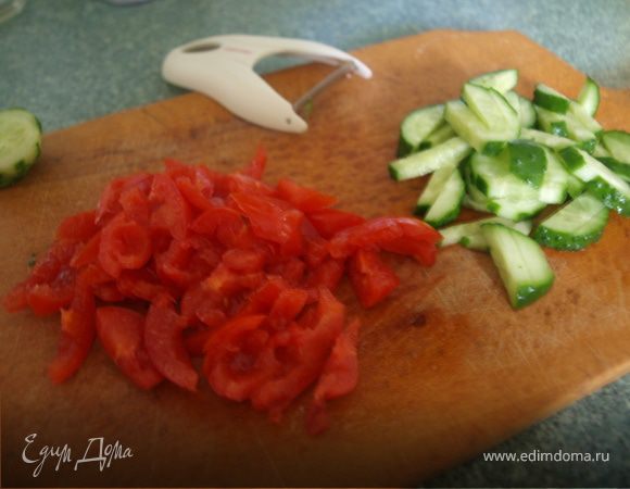 Рыбу (у меня масляная копченая) нарезаем соломкой, овощи моем, огурец нарезаем соломкой, оставив несколько кружочков для украшения; помидор разрезаем пополам и вынимаем мякоть с семечками чайной ложкой так, чтобы отсались только стенки помидора, которые нарезаем тоже соломкой. Сыр натираем на мелкой терке.