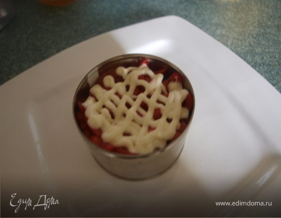 Собираем салат: на блюдо, на котором будеме подавать салат,ставим формочку без дна, предварительно смазав ее стенки оливковым или растительным маслом. Выкладываем слоями:рыба, огурцы, помидоры,сеточка из майонеза, сверху тертый сыр.