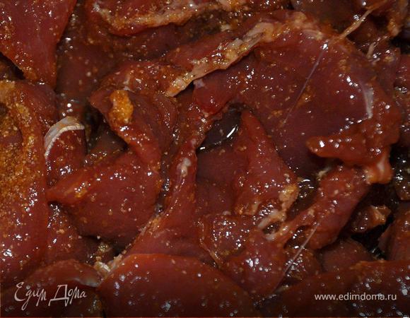 Приготовить маринад:  100г соевого соуса, 100г теплой воды, перец, 50г тертого имбиря, сок ½ лимона, 3 СТ.д. поленты. Опустить мясо в маринад, тщательно перемешать руками  и оставить на 1 час.