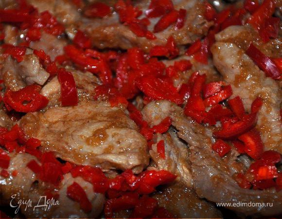 Начинаем готовить. Раскалить сковородку, добавить немного оливкового масла и обжарить мясо со всех сторон, постоянно встряхивая около 5 минут (больше не надо). Затем переложить готовое мясо в глубокую миску, кастрюлю и засыпать мелко нарубленным свежим чили, перемешать и накрыть крышкой или фольгой.