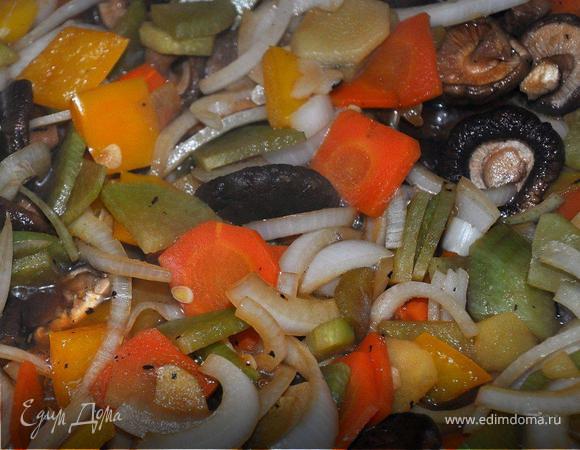 В сковородку от мяса влить 200г. кипятка  и засыпать овощи, сначала морковь, редьку и перец, через 10 минут имбирь, грибы, еще минут через 5-7 лук и чеснок. Тушить, помешивая, периодически добавляя воду, вместо соли добавить соевый соус по вкусу. Сильно солить не надо, чтобы был контраст с мясом. Попутно отварить рисовую лапшу согласно указаниям на упаковке, промыть водой и оставить в дуршлаке.