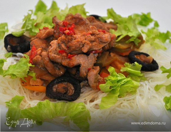 Собираем блюдо.  На тарелку выложить лапшу, поверх тушеные овощи и соус , затем кусочки мяса.  Украсить блюдо можно листьями салата или китайской капусты.