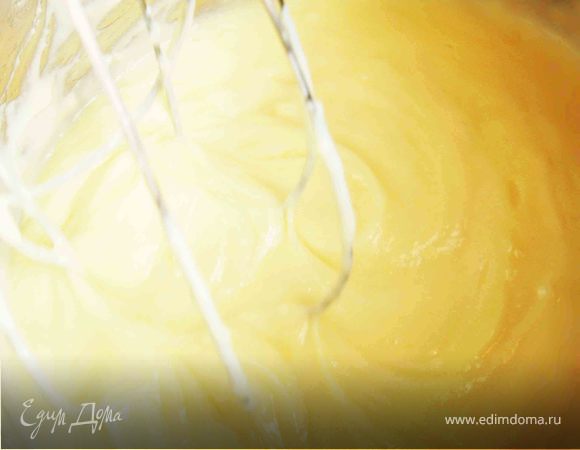 Готовим заварной крем.
Смешиваем сахарную пудру с ванилью и соединяем с 5-ю желтками. Добавляем туда же 50 г. муки и тщательно перемешиваем. 
Молоко нагреваем с 50 г. сахара. Как только молоко начнет закипать — выливаем его в желтки и хорошо перемешиваем. Опять нагреваем молочно-желтковую смесь на небольшом огне, постоянно ее помешивая. Как только смесь загустеет, снимаем ее с огня и охлаждаем.