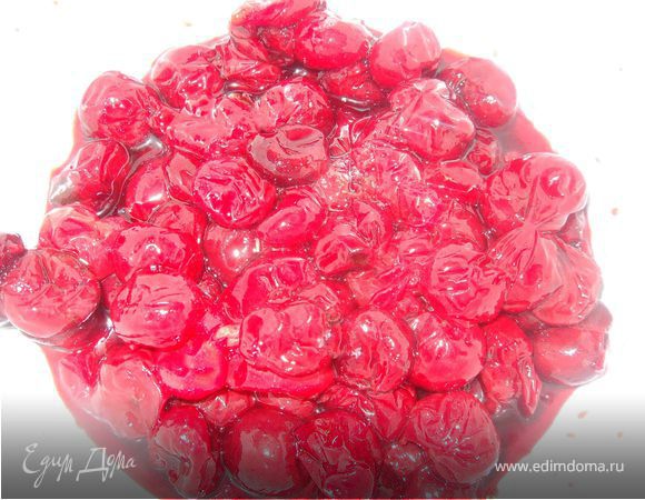 Вишню (у меня была замороженная) размораживаем, даем соку стечь и вынимаем косточки. Снова даем соку стечь.
Готовим песочное тесто.Размягченное масло смешиваем с сахаром, одним яйцом и одним желтком. Добавляем туда 2 столовые ложки рома. Добавляем в тесто муку и быстро замешиваем. Заворачиваем тесто в пленку и ставим в холодильник на 30–40 минут.