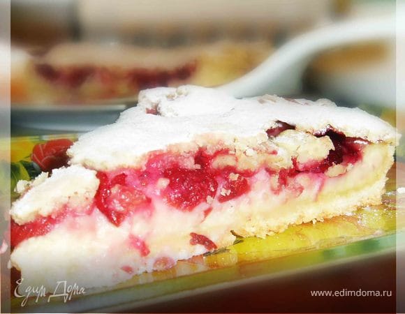 Сверху пирог закрываем оставшимся тестом, тщательно защипываем краешки и смазываем яйцом. Печется наш пирог 1 час при температуре около 160 градусов.