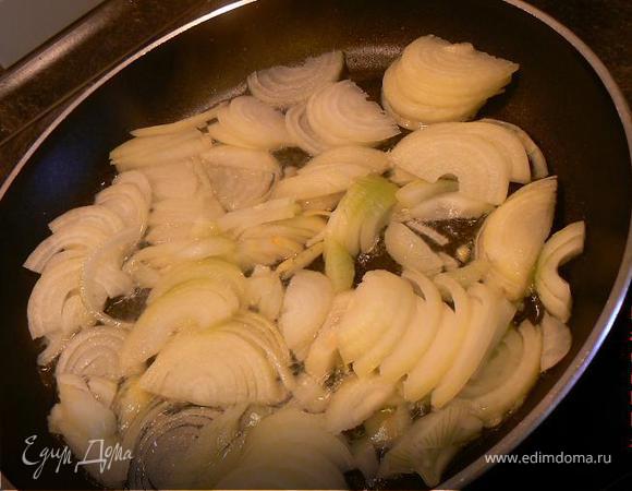 Чистим лук, нарезаем кольцами и жарим до золотистого состояния. 