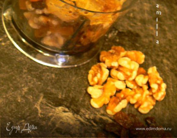 Жаренный лук, изюм, курагу, и орехи измельчаем в блендере. 