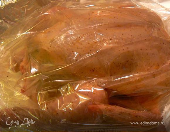 Курицу моем, солим и перчим. Я еще люблю смазать ее куркумой (сарыкёк).
Начиняем и зашиваем, можно закрепить зубочистками))) Я запекаю в рукаве, при температуре 180С. 