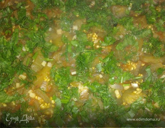 Баклажаны очистить от кожуры, разрезать на 4 части вдоль и нашинковать пластинами. Разогретую сковороду смазать сливочным маслом, всыпать баклажаны, немного обжарить, накрыть крышкой и оставить тушиться на медленном огне.
Тем временем мелко порезать репчатый лук. Добавить его к баклажанам, залить томатным соком (не обильно), посолить, перемешать и оставить тушится на 8-10 минут. Затем баклажаны выключить и посыпать мелко порубленным чесноком и зеленью. Накрыть крышкой и отставить в сторону.