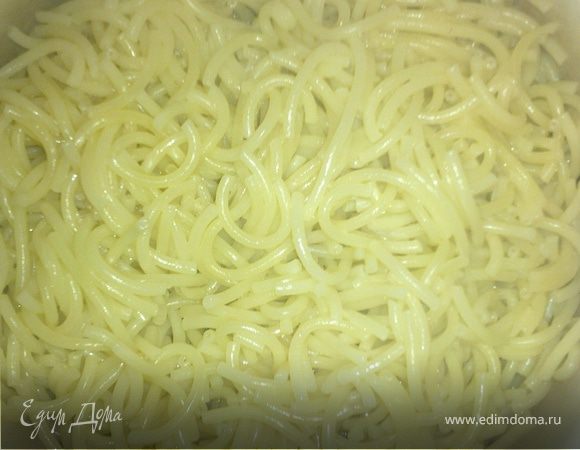 Макаронные изделия (какие вам нравятся) отварить, слить воду и сдобрить сливочным маслом.