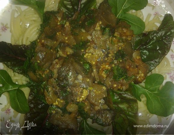 На блюдо выложить макароны, затем разложить листья рукколы и мангольда и сверху в середину выложить тушеные баклажаны.