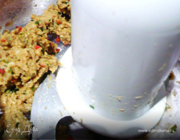 Креветки очистить. Измельчить в процессоре с имбирем, чесноком, кинзой, чили и зеленым луком. 
Добавить кунжутное масло и соевый соус и еще раз измельчить. Поперчить.