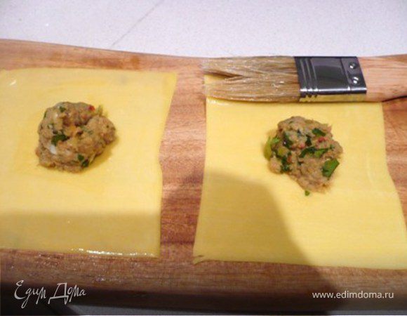 На квадратик вонтона положить чайную ложку фарша. Тесто  вокруг фарша смазать водой. Сформировать пельмени/клецки.  Форму пельменей выбирайте ту, которая Вам больше нравится.
