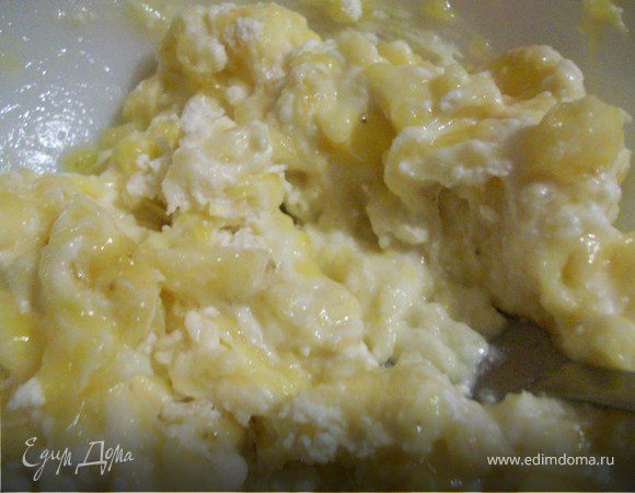 Бананы порезать не крупно. Разогреть сковороду и высыпать в нее бананы. (сковорода должна быть абсолютно сухой, без масла). Насыпать сюда же 3-4 столовых ложки сахара, размешать. Готовить так бананы минуты три. 
Затем добавить творог(если хотите).