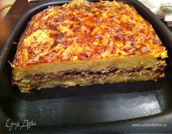 Жаропрочную посудину смазываем слив. маслом и выкладываем:
1 слой картофельного пюре
2 слой натертый сыр
3 слой фарш с луком
4 слой снова натертый сыр
5 слой картофельное пюре

Смазываем самый верхний слой сметаной и завершаем все натертым сыром.

