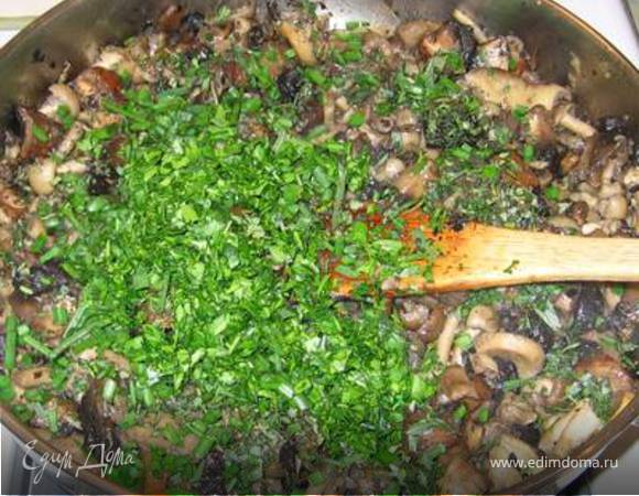 Разогреть сковороду с оливковым маслом, обжарить на достаточно сильном огне измельченный лук-шалот, красный перчик и грибы. Добавить измельченную петрушку, соль и перец.
