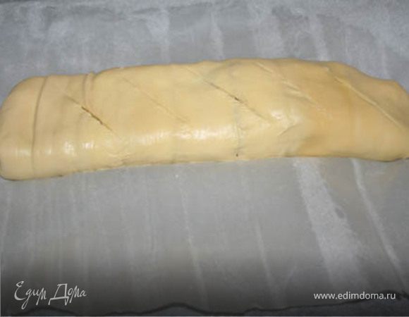 Форму выстелить бумагой для выпекания, выложить на половину теста сыр.Сверху выложить грибы и накрыть второй половиной теста. Хорошо склеить края штруделя и сделать небольшие надрезы на поверхности, чтобы тесто оставалось хрустящим. По желанию смазать тесто яйцом.