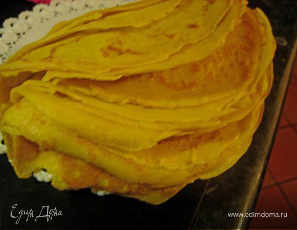 Приготовить тесто для блинов. Для этого взбить яйца, молоко, муку и щепотку соли. Пожарить тонкие, но крепкие блинчики до золотистого цвета.