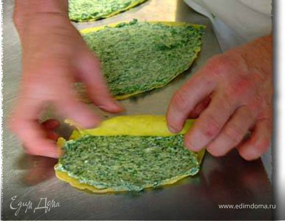 Для начинки смешайте измельченный, заранее приготовленный, шпинат с рикоттой и пармезаном. Приправьте солью, перцем и мускатным орехом. Положите начинку в каждый блинчик и закрутите их.