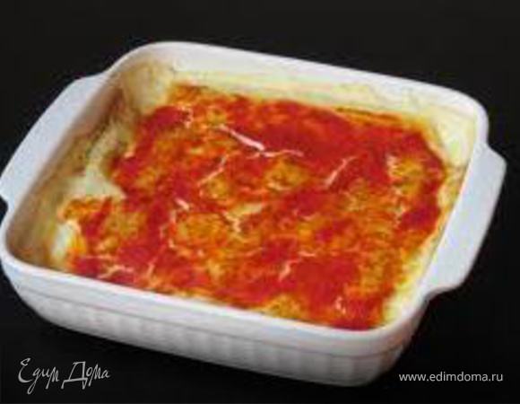 Заполните прямоугольную форму половиной соуса бешамель и выложите закрученные блинчики. Залейте все оставшимся соусом, посыпьте тертым пармезаном и сбрызните поверхность несколькими ложками томатного соуса.
Выпекайте блины при средней температуре около 15 минут.