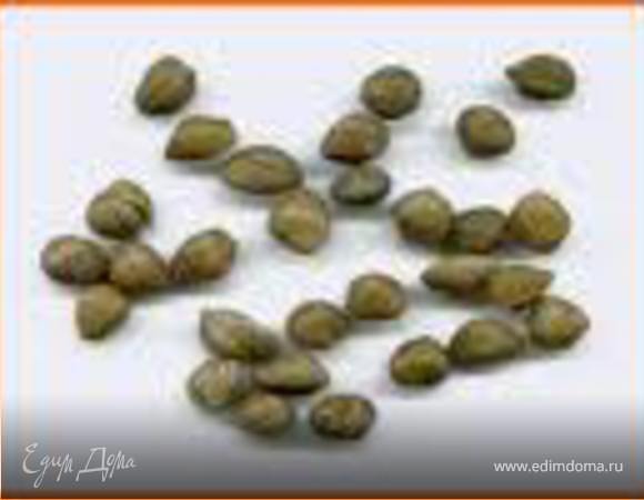 Отварить картофель в подсоленной воде 10 минут, вынуть шумовкой в глубокую миску (салатник) и пока горячий добавить 2 ст.л. оливкового масла, перец, каперсы, чеснок и сок 1/3 лимона. Тщательно перемешать и дать картофелю впитать все ароматы минут 10-15.