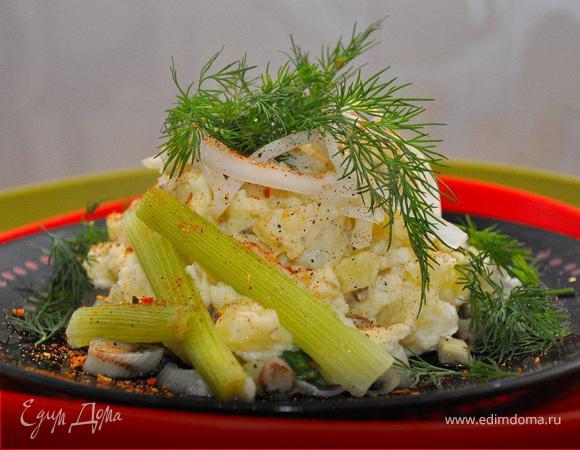 Собираем салат. На тарелку выкладываем фенхель. Картофель заправляем йогуртом и выкладываем поверх фенхеля. Сверху кладем немного белого лука и свежего укропа, декорируем паприкой или куркумой.