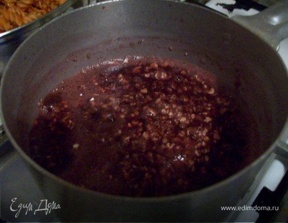 Половину пачки виноградного сока поставить на огонь и довести до кипения.
В кипящий виноградный сок насыпать овсяные хлопья. Количество хлопьев зависит от консистенции, которую вы хотите достичь.
Варить кашу 15 минут, добавлять при необходимости сок. Добавить ванильный сахар.