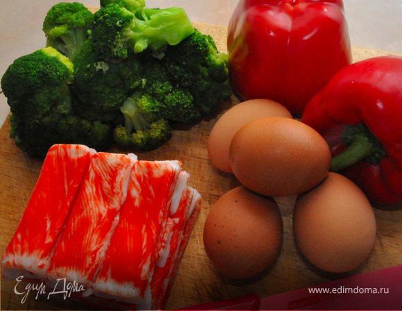 Брокколи разморозить. Перед началом выберите несколько красивых соцветий брокколи и срежьте верхушки с плодоножкой у перцев. Отложите их для украшения салата.