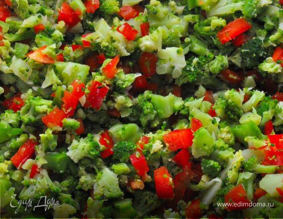 Все ингредиенты мелко нарубите, и смешайте в большой миске. Затем слегка посолите и заправьте майонезом 2-3 порции салата, оставшуюся заготовку можете оставить на следующий день в холодильнике. 