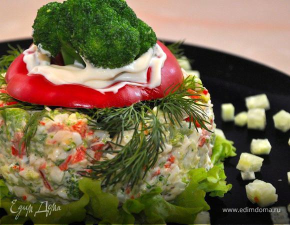 Теперь можно собирать салат. На салатную тарелку положить лист зеленого салата, поставьте на него формочку и наполните заправленным салатом. Снимите форму и декорируйте: немного укропа, затем верхушку от сладкого перца (без плодоножки), в середину добавьте немного майонеза и воткните соцветие брокколи.