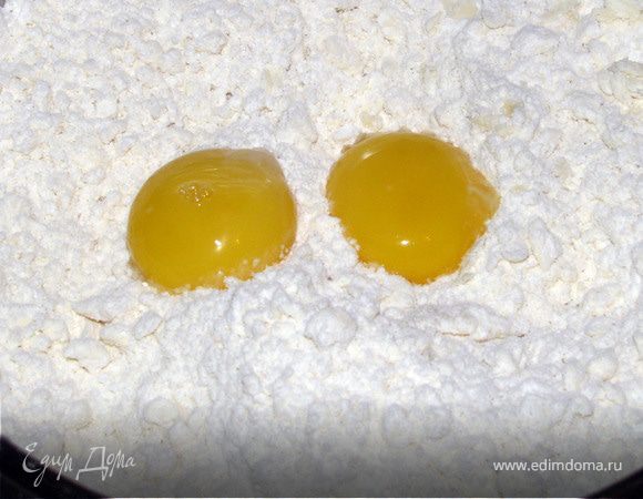 Маргарин и муку посечь ножом до мелкой крошки. Добавить 2 желтка и замесить тесто. (Если нужно, добавить воды). Отправить его в холодильник.