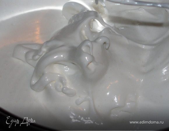 Белки с сахаром взбить в пышную пену.
