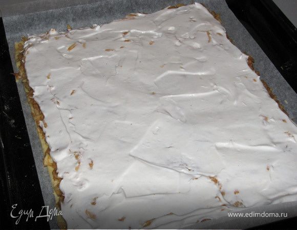 Сверху яблоки покрыть белками. Корж выпекать в духовке 45-50 мин. при температуре 150 градусов. 