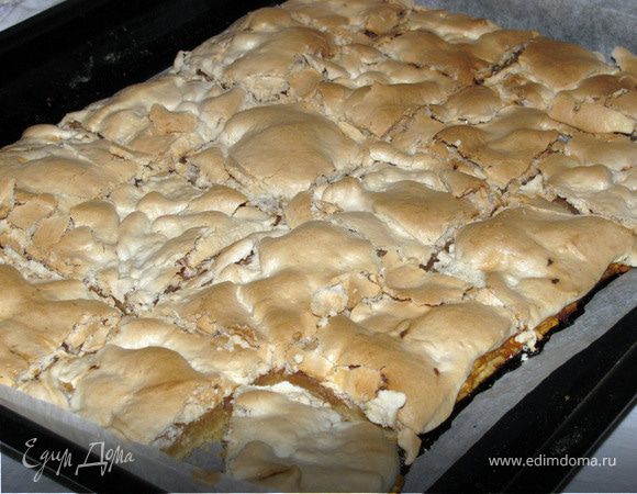 Остывший корж нарезать острым ножом на квадратики. Приятного аппетита!