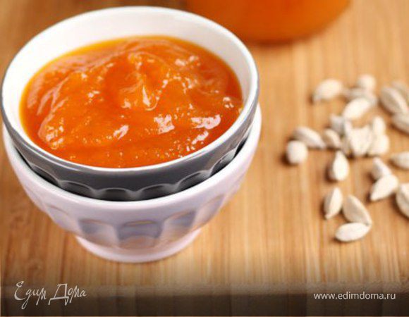 Для варенья нарезать тыкву и варить ее, помешивая, с сахаром, двумя стаканами воды и цедрой лимона по меньшей мере минут 40. Для пряности можно добавить измельченный кардамон. По готовности вынуть цедру лимона и закрыть варенье в банки.  