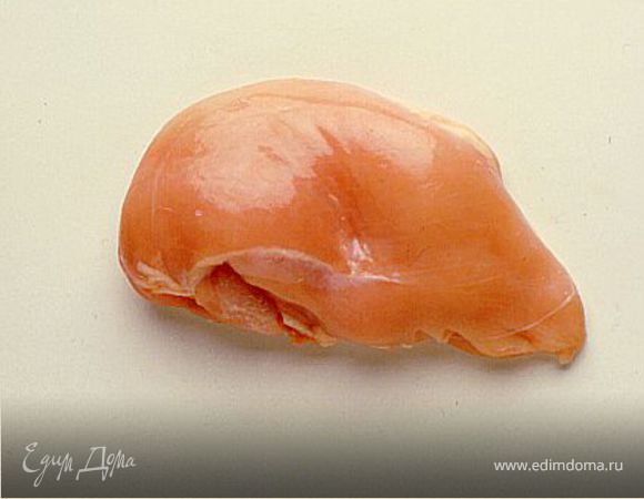 Куриное филе нарезать соломкой (примерно 6 х 1 см), посолить, добавить черный и красный перец, измельченные листья розмарина. Перемешать и мариновать минут 20–30. Куриное филе пережарить небольшими порциями на раскаленной сковороде в течение 5–6 минут, постоянно встряхивая. По готовности переложить в теплую керамическую миску.<br />
Подготовить соус. Смешать рубленые томаты с чили, чесноком и острым кетчупом. Сыр чеддер натереть на терке, а моцареллу — дольками. Или порвать руками на небольшие кусочки.