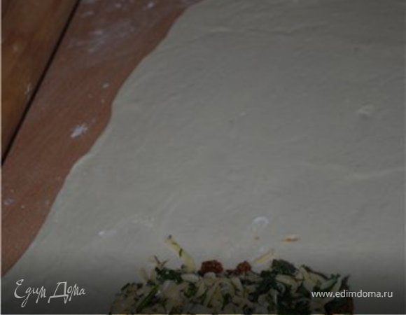 Приготовление теста:
Муку смешать с солью, влить воду и замесить упругое, эластичное тесто. Растительное масло налить на стол и вымешивать тесто 5-10 минут. Разделить на 6 частей и оставить, пока будут готовиться начинки.
Мясная начинка:
Фарш обжарить до готовности, добавить соль, чеснок, кетчуп и тушить 5 минут
Сырная начинка:
Сыр потереть на терке, зелень порезать. Все смешать.
Приготовление лепешек:
Взять кусочек теста и раскатать его как можно тоньше, оно должно аж просвечиваться. Хочу сказать, что тесто очень податливое и раскатывается легко.
  