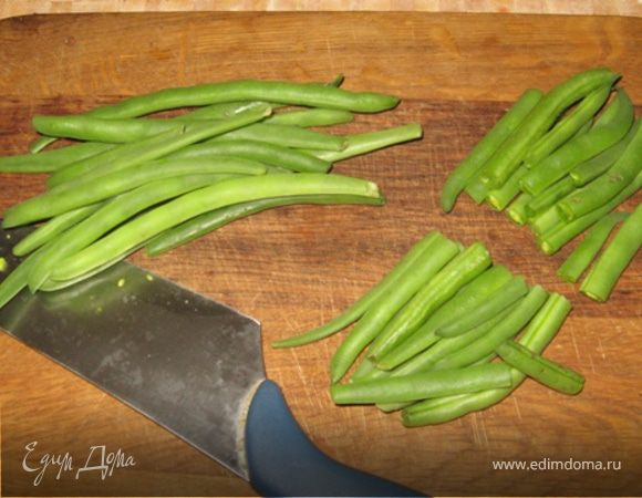 Обращаю ваше внимание на то, что фасоль должна быть молодой, иначе ниточки с ее "животика" испортят все удовольствие. Итак, подготовим фасоль: у стручков отрежем "хвостики". Если фасоль короткая, то оставляем как есть, если стручки длинные - разрежем пополам для удобоедения.