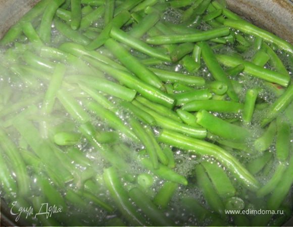 Если вы используете замороженную, то сразу переходите шагу №3.
А свежую надо отварить. Для этого моем ее и варим в насыщенно-соленой воде до полу-готовности. После 15 минут кипения на среднем огне пробуйте фасоль на зубок, как говориться. Она должна быть чуть недоваренной. 