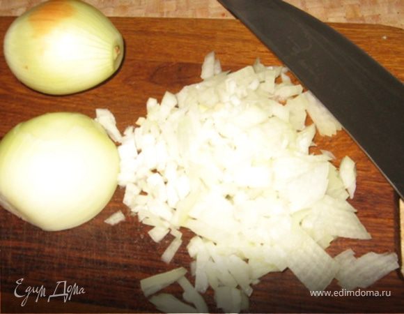 Затем, готовую фасоль откидываем на дуршлаг и пусть стекает. Стекать она будет до тех пор, пока мелко нарезанный лук пожарится в казане, где варилась фасоль, до насыщенно-золотистого цвета. Затем в этот казан с луком высыпаем фасоль, немного досаливаем, перчим, хорошо перемешиваем и тушим на слабом огне доводя фасоль до готовности. Если вы увидите, что влаги, оставшейся в фасоли недостаточно (фасоль в казане вдруг начнет жариться) - добавьте 50 - 100 мл воды.