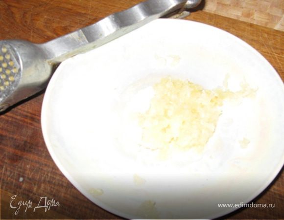 Когда фасоль будет готова, выключите огонь и оставьте фасоль в казане на 20-30 минут с закрытой крышкой, пусть попотеет и немного потеряет жар. Тем временем, почистите чеснок и дважды пропустите его через пресс. Затем выложите в казан, хорошо все перемешайте и оставьте. Это блюдо можно есть теплым, НЕ горячим, и холодным. Настоявшись оно даже выиграет. 