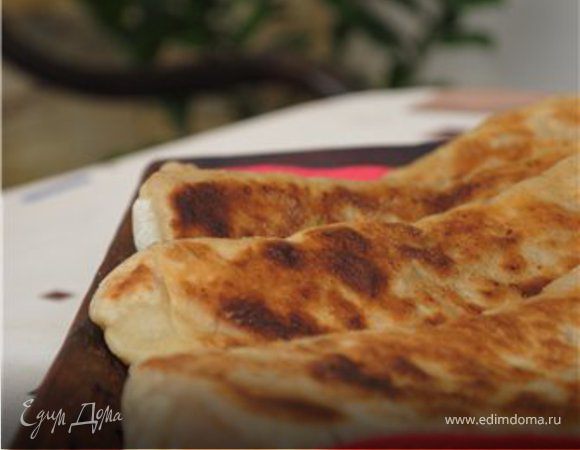 Сковороду хорошенько разогреть, огонь убавить до среднего. Выложить подготовленные гёзлеме на сковороду, верх смазать растопленным сливочным маслом. Жарить минуту-две, перевернуть, верх смазать маслом, жарить минуту, перевернуть... и т.д.. Иными словами, гёзлеме нужно перевернуть несколько раз, пока они приготовятся и каждый раз верх смазывать маслом. Жарить до золотисто-коричневой корочки.